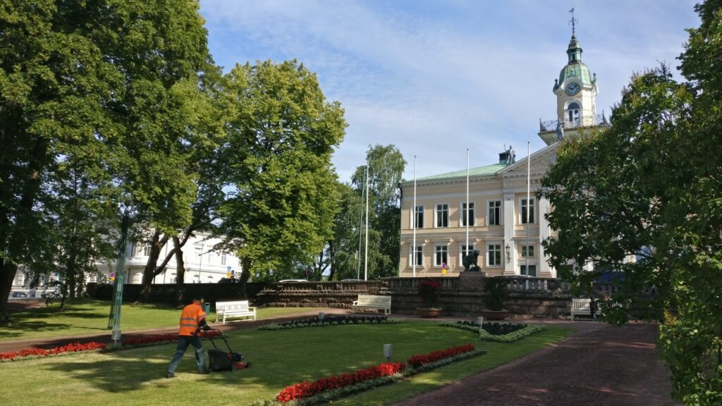 Ruohonleikkaaja Raatihuoneenpuistossa