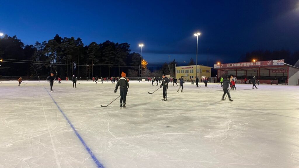Luistelijoita tekojääradalla marraskuussa 2021