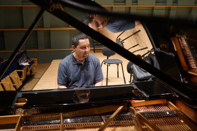 Pianisti József Balog istuu flyygelin ääressä.