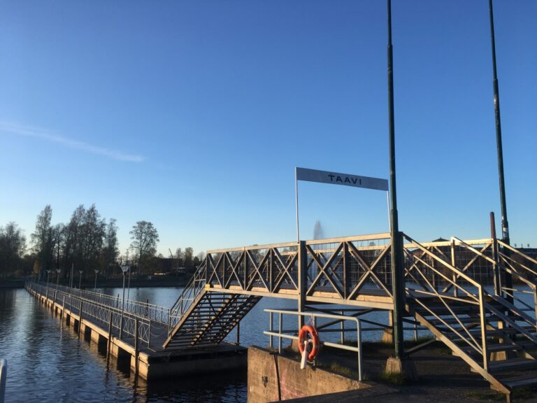 Taavisilta kevään ilta-auringossa
