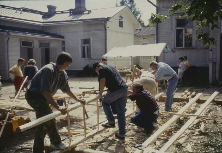 Palotikkaiden tekoa Toivon pihalla kesällä 1998