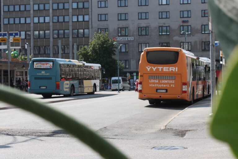 Linja-autoja Kauppatorilla