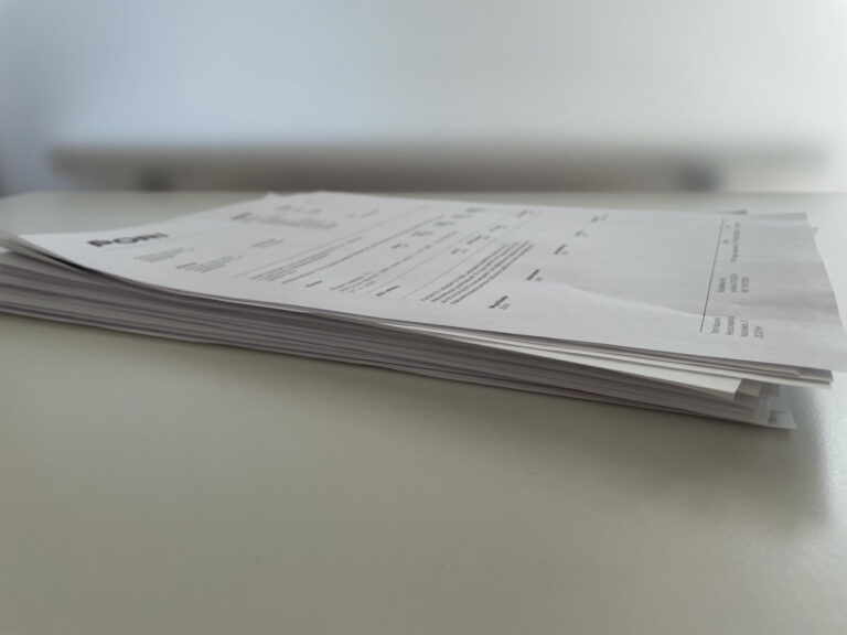 Kuvassa korkea kasa paperilaskuja