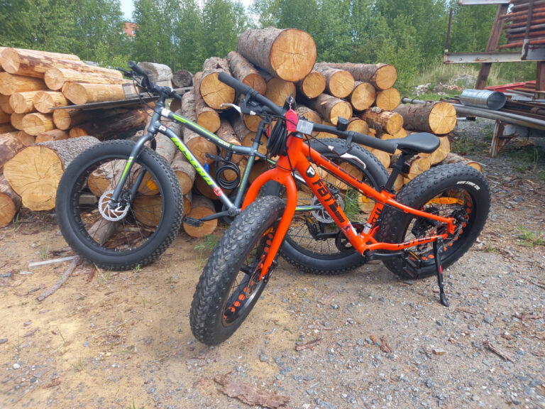 Valokuvassa lasten fatbike-pyöriä