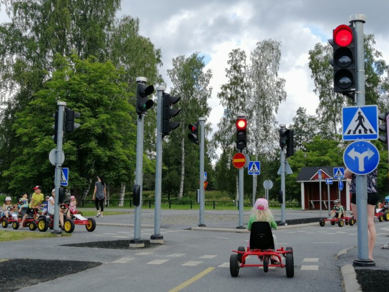 Lapsi liikennevaloissa liikennepuisto Vinkkarissa