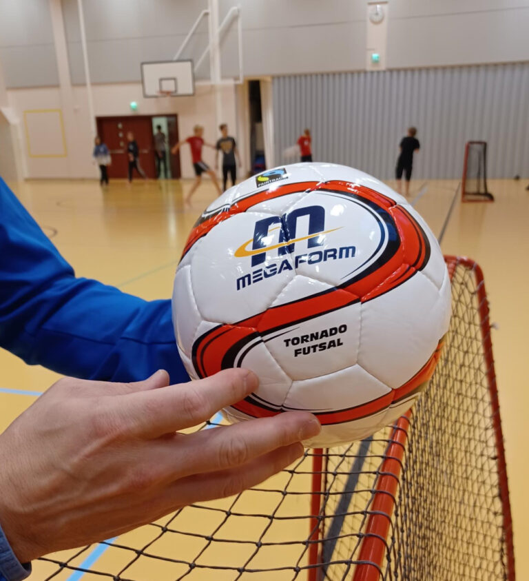Miesopettajan käsissä reilun kaupan futsal-pallo