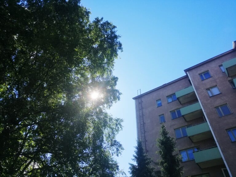 Kiertokadun taloja auringonpaisteessa