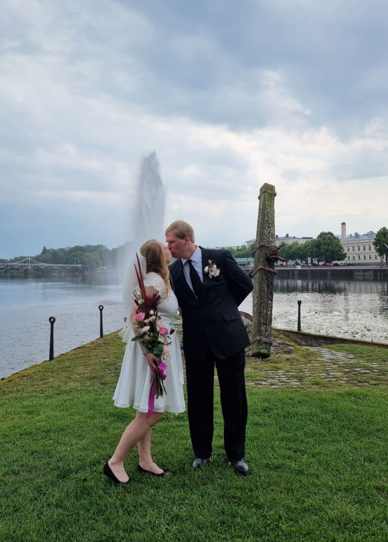 Rakkauspuiston vihkipari Kirjurinluodossa