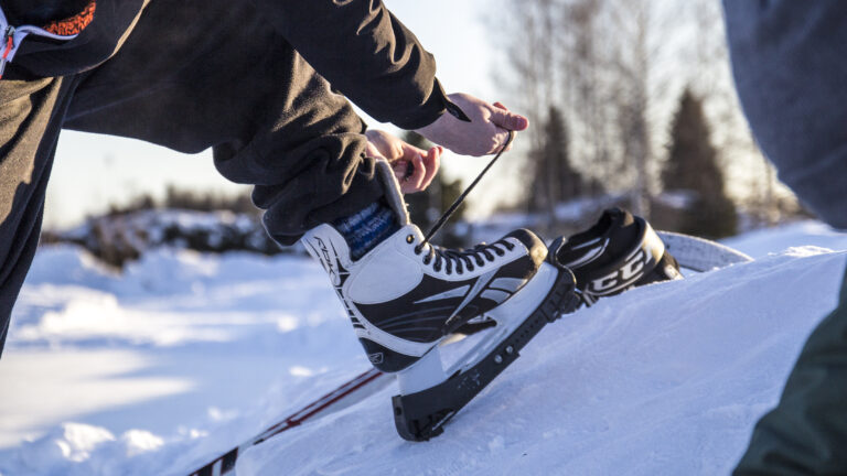 Luistelija sitomassa luistimia