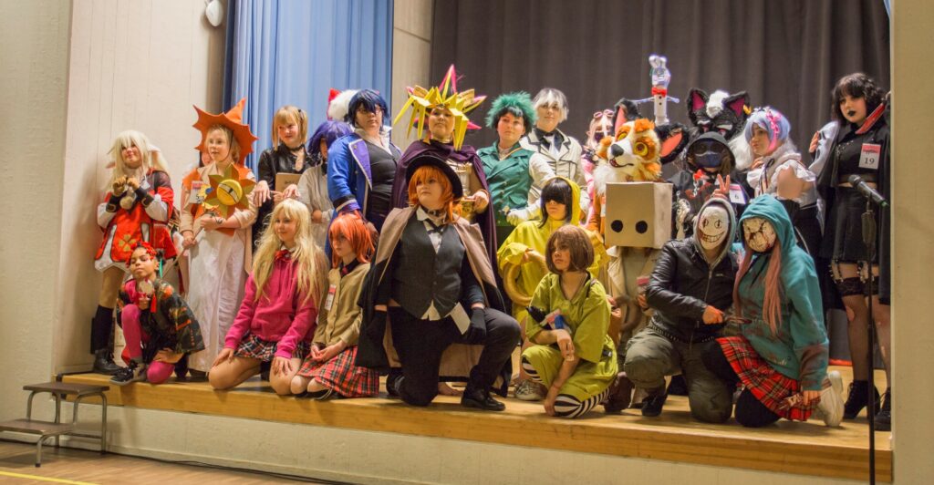 Kuvassa on nuoria pukeutuneen cosplay-asuihin.