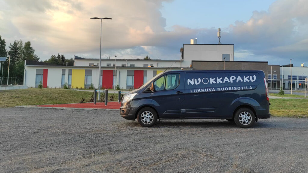 Kuvassa on tummansininen pakettiauto.