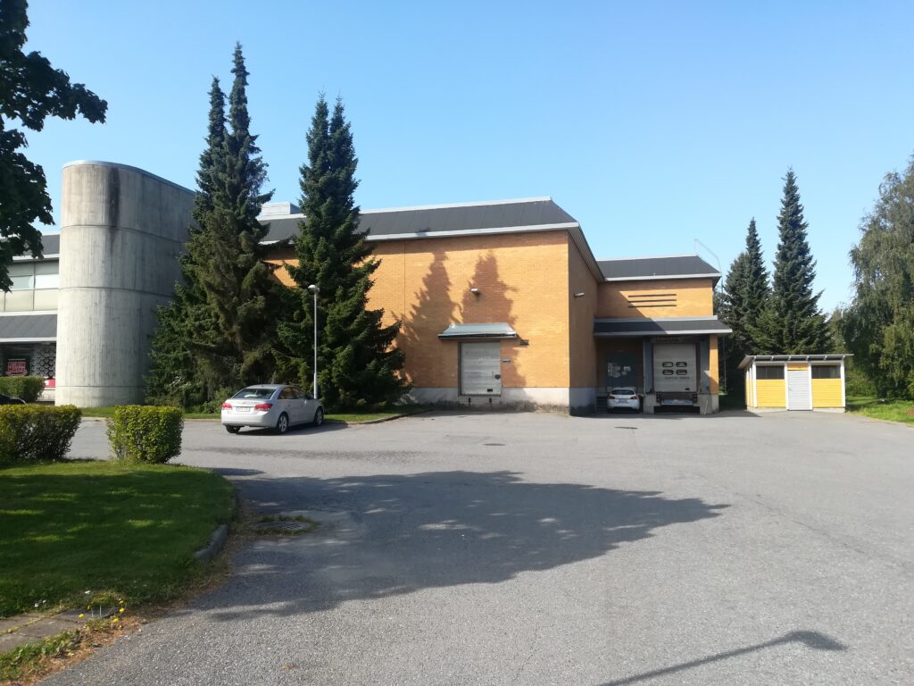 Kuvassa on oranssi tiilinen rakennus.