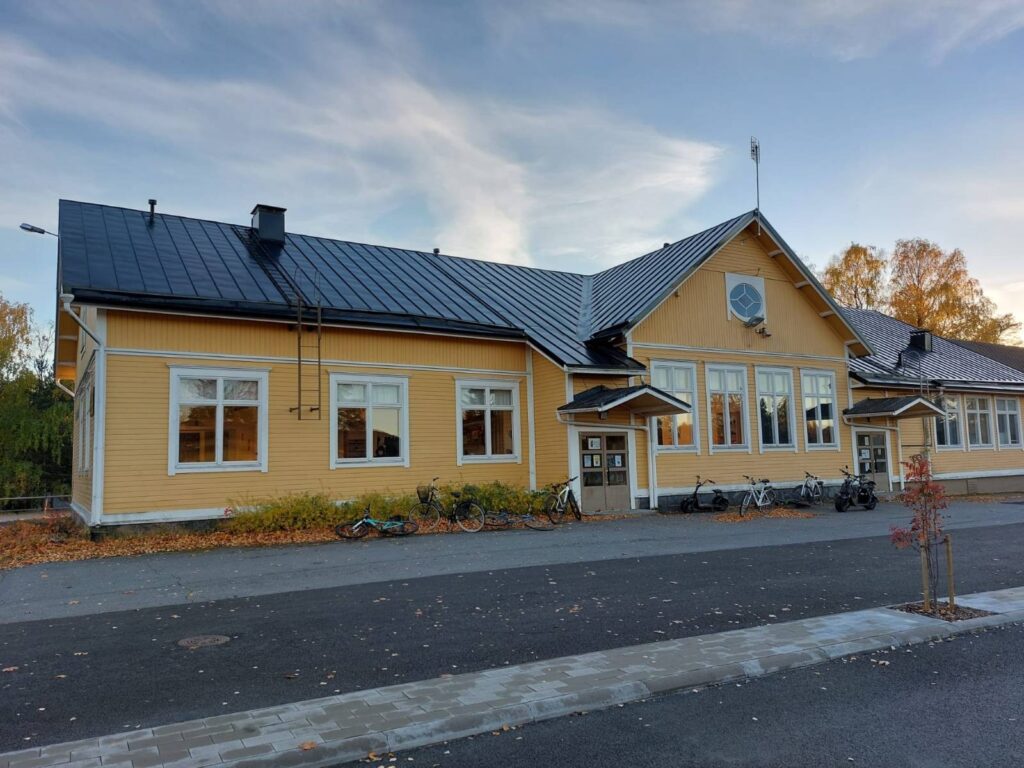 Kuvassa on keltainen puutalo.