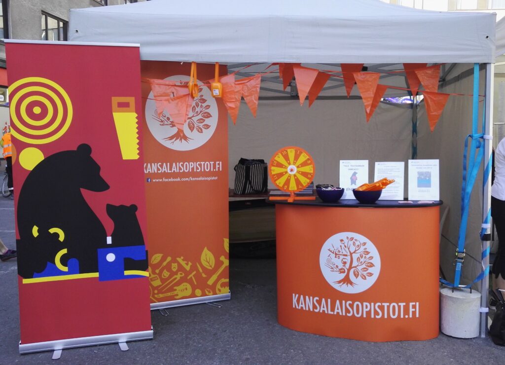 Kansalaisopisto SuomiAreenan kansalaistorilla