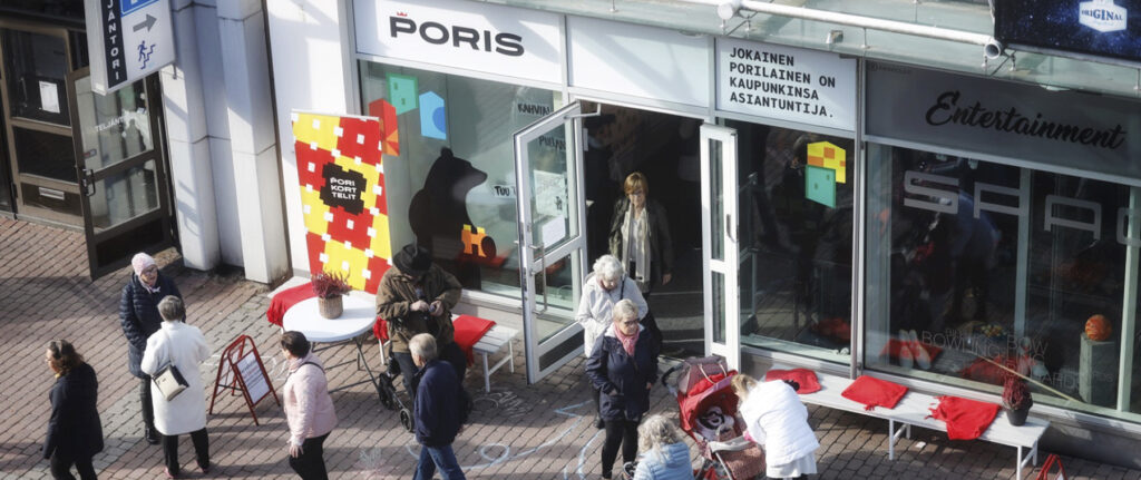 Valokuva Poriksen avajaisista.