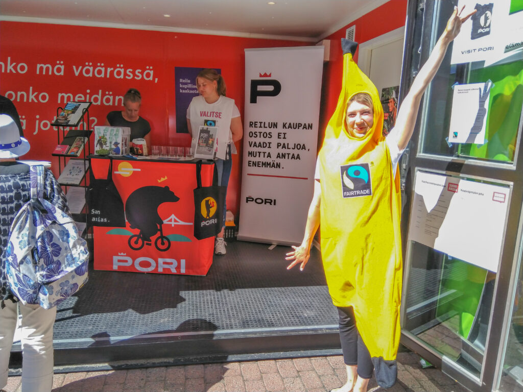 Henkilö reilun kaupan banaanipuku päällä