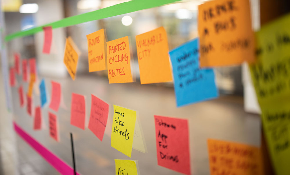 Valokuva Urban Lab -työpajan post it -lapuista.