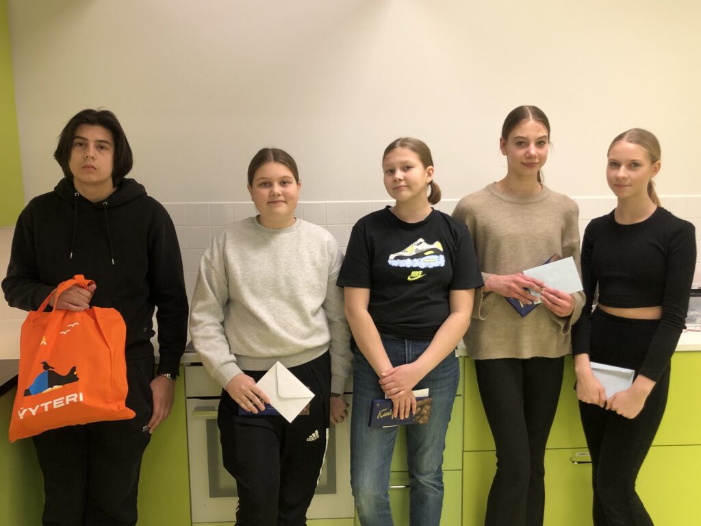 Koko Itätuuli leipoo -kilpailun voittajakolmikko