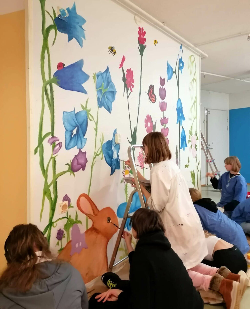 Valokuva nuorista maalaamassa