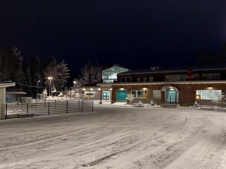 Meri-Porin koulukeskus talvella aamuhämärässä