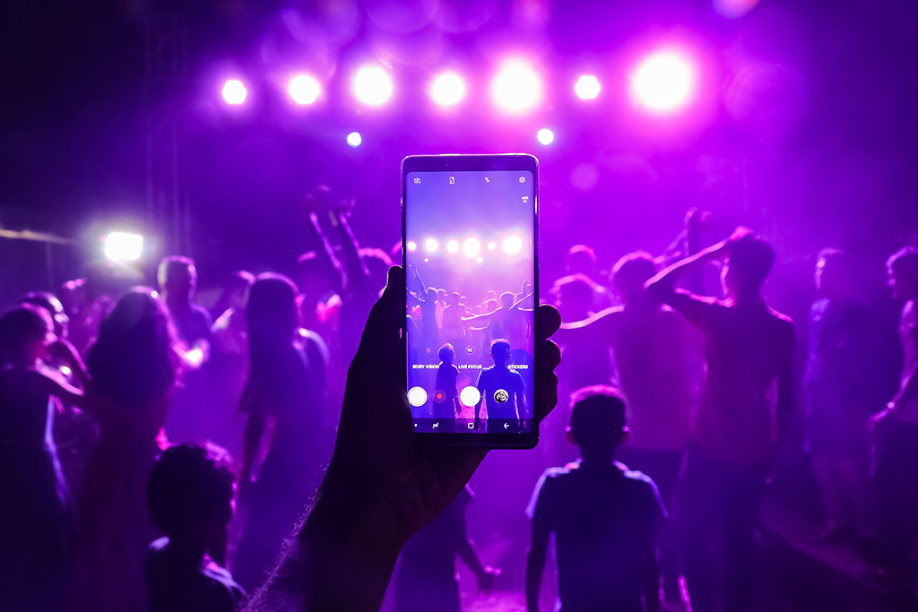 The picture shows young people dancing.