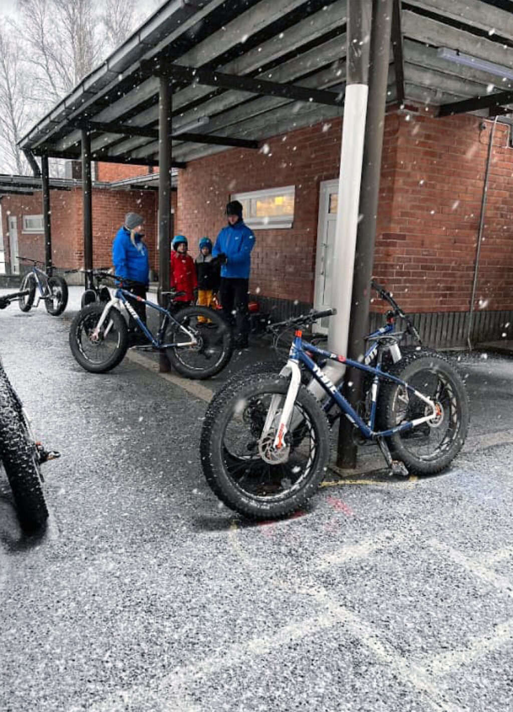 Fatbike-pyöriä koulun pihalla