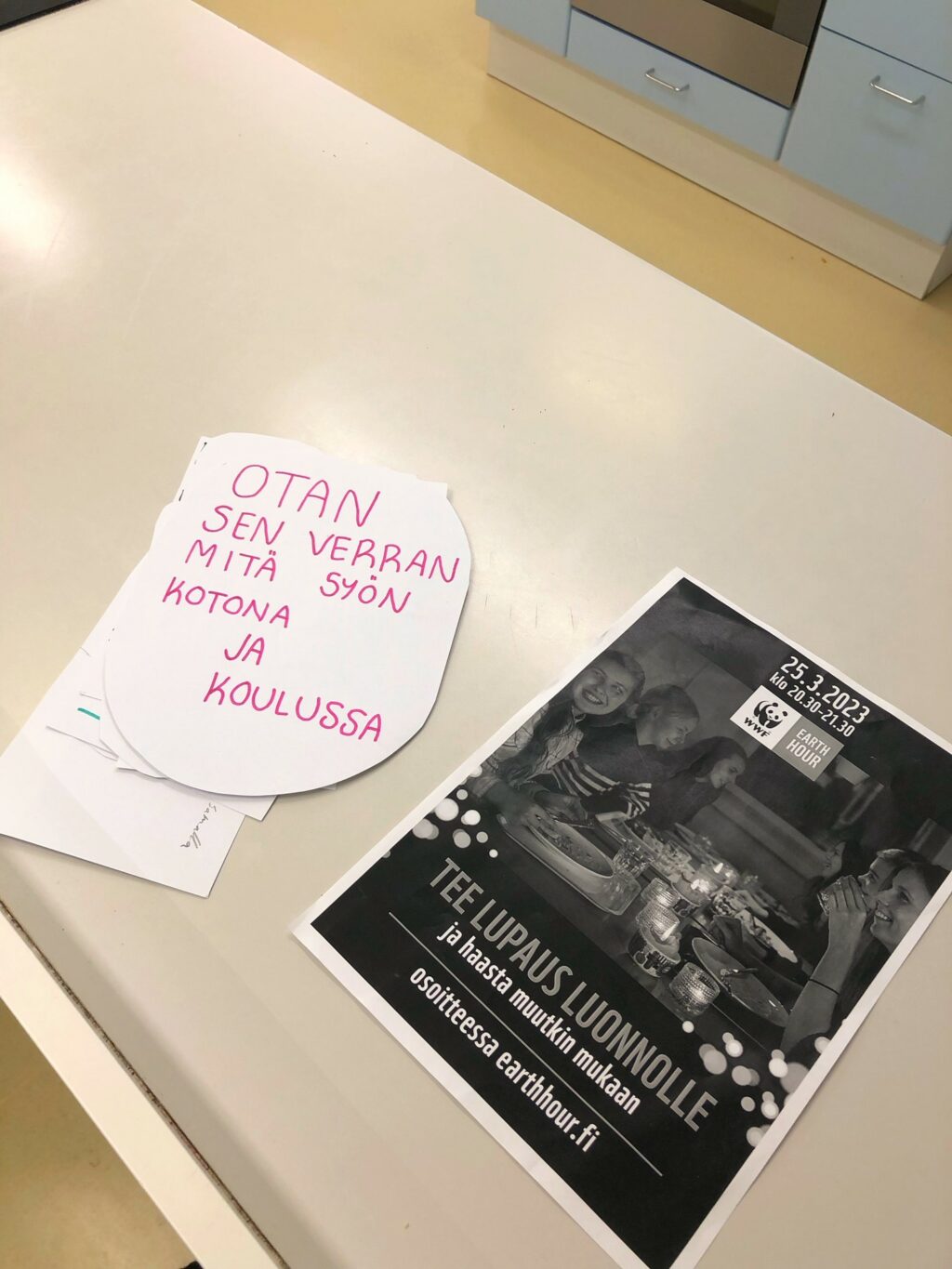 Kortti missä lukee "Otan sen verran mitä syön kotona ja koulussa"