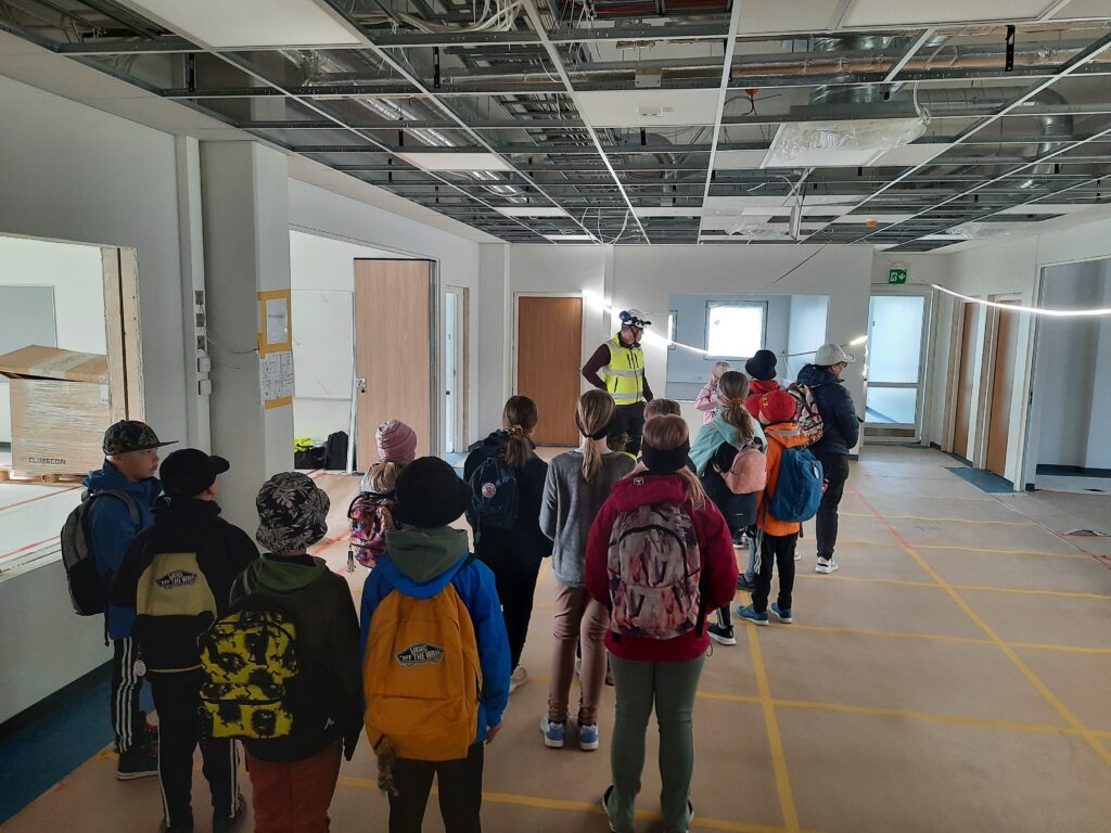 Ryhmä oppilaita tutustumassa luokkatiloihin