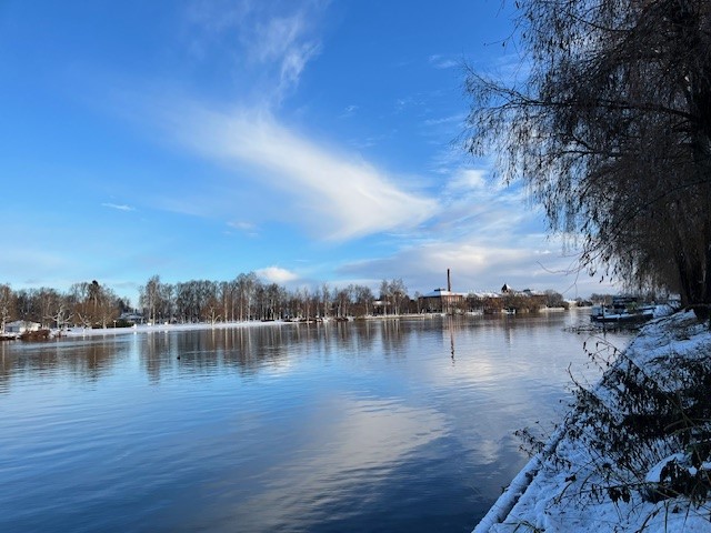 Valokuva talvisesta Kokemäenjoesta