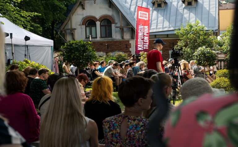 Yleisöä SuomiAreena-keskustelussa