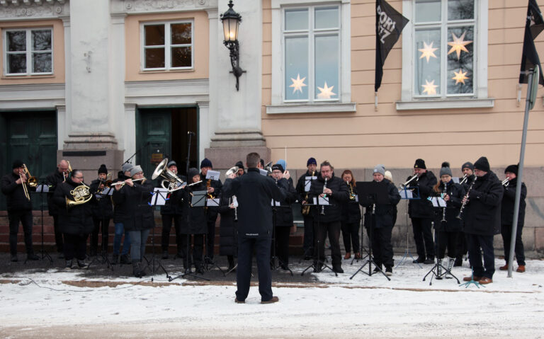 Soittokunta Raatihuoneen edustalla
