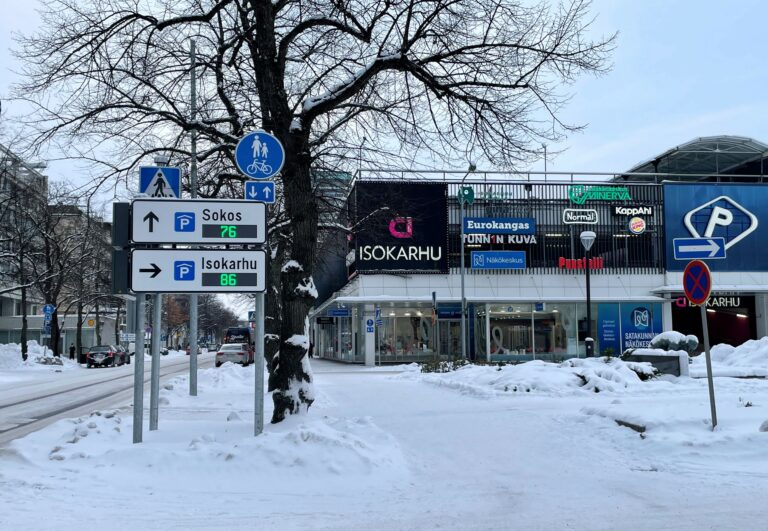 Kuva reaaliaikaisista pysäköintiopasteista Isokarhun kulmalla