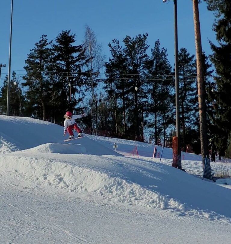 Lapsi laskemassa lumilaudalla