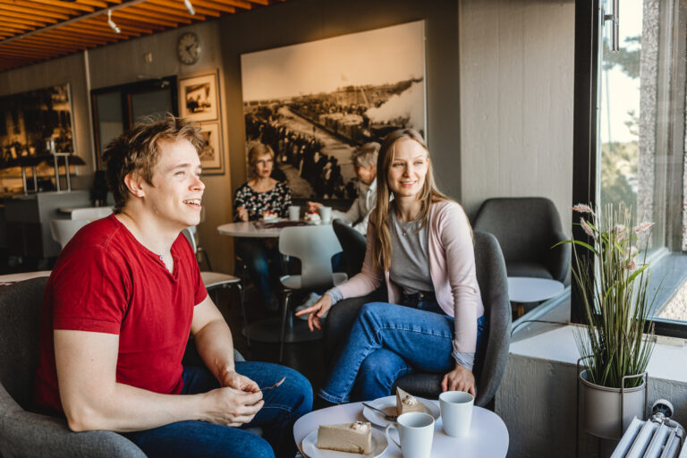 Kaksi henkilöä istuu museon kahvilassa