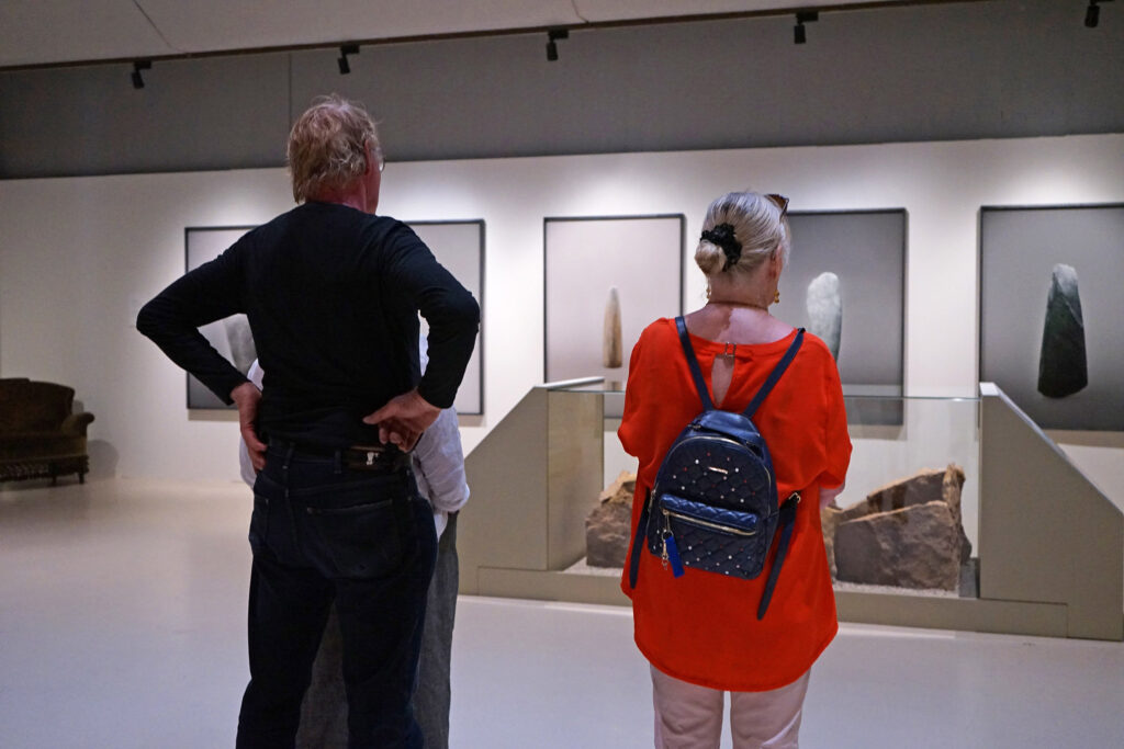 Kaksi henkilöä taidemuseon näyttelytilassa