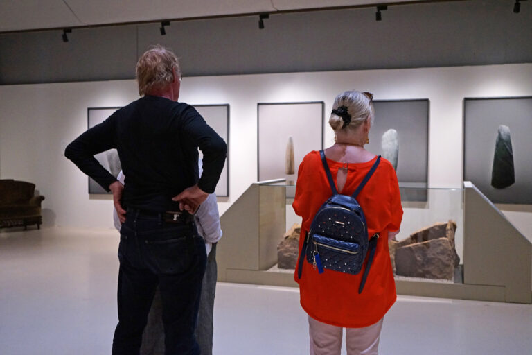 Kaksi henkilöä taidemuseon näyttelytilassa