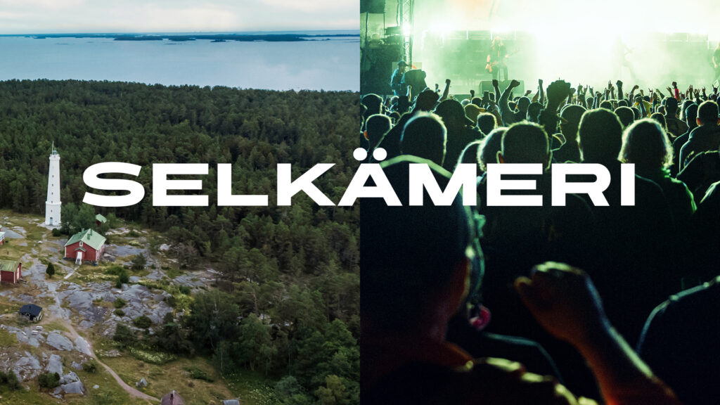 Kuvassa kaksi vierekkäistä kuvaa. Vasemmalla ilmakuva meren rannalta jossa majakka ja punainen mökki sekä metsää. Oikealla kuva festivaaleilta joissa ihmisten selkiä esiintymislavan edessä. Kuvien päällä valkoisella teksti Selkämeri.