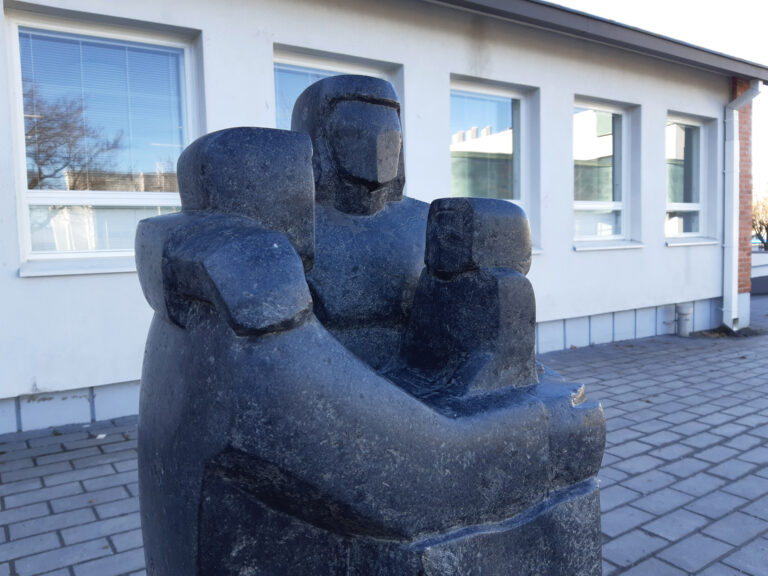 Dioriittiperhe-teos Kuninkaanhaan koulun edustalla