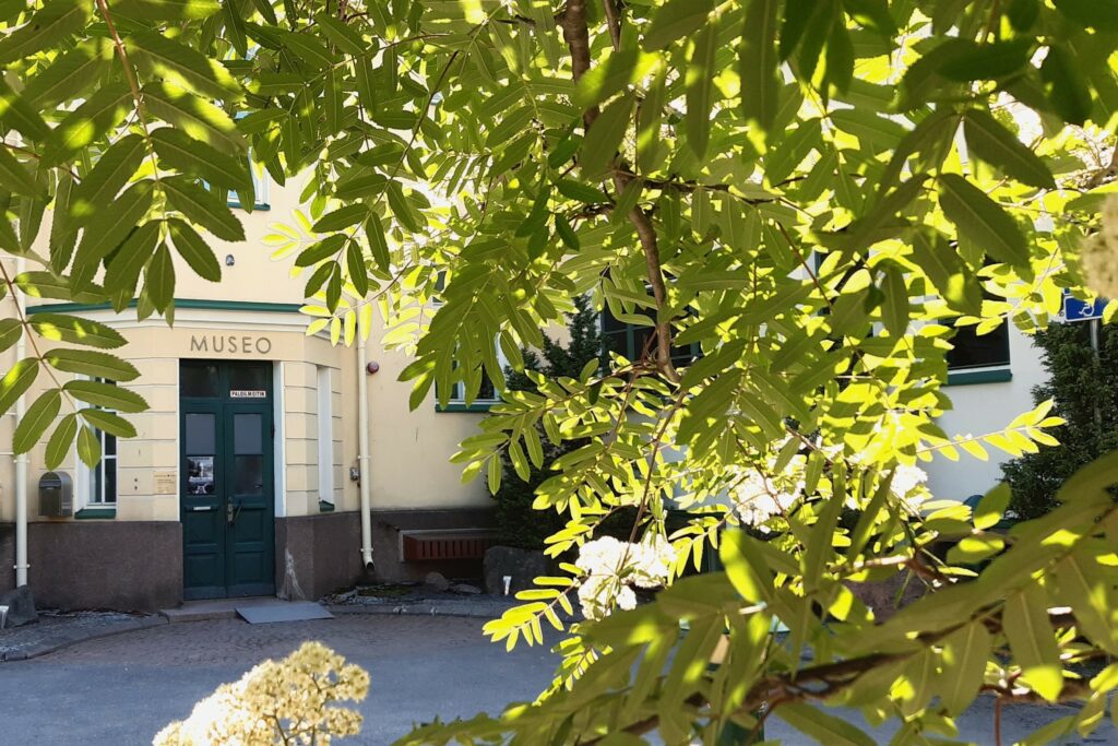 Pihlaja Luontotalo Arkin pihassa