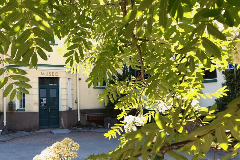 Pihlaja Luontotalo Arkin pihassa