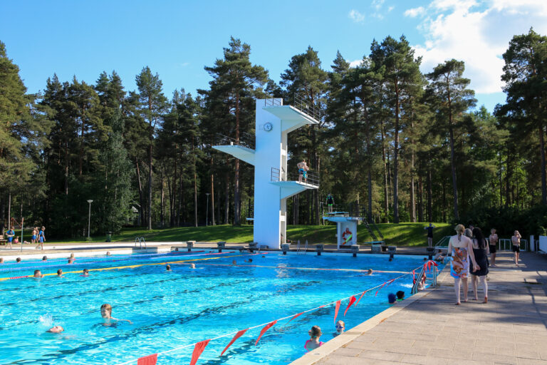 Maauimalan allas, turkoosi vesi, hyppytorni, uimarit