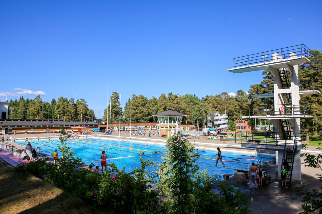 Maauimalan iso allas ja hyppytorni kesällä 2024