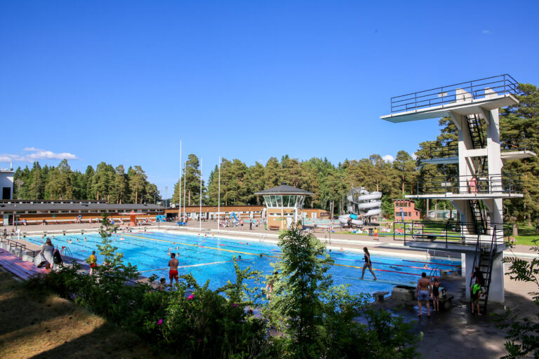 Maauimalan iso allas ja hyppytorni kesällä 2024