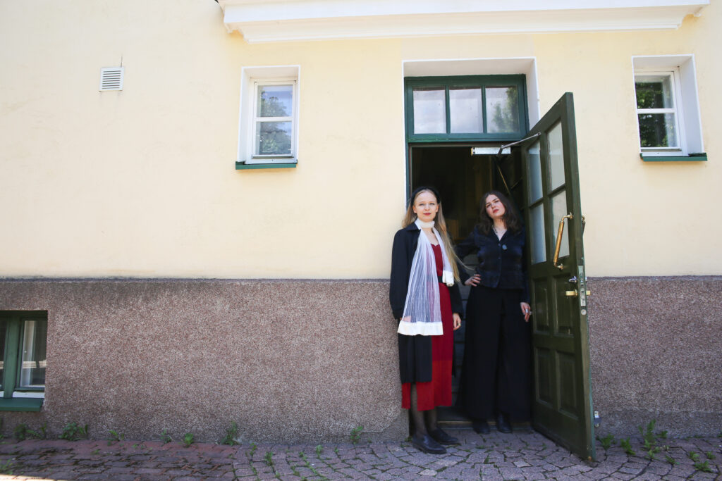Kesätaiteilijat ovella