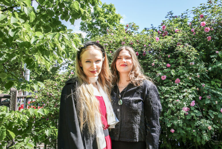 Kesätaiteilijat pensaikossa