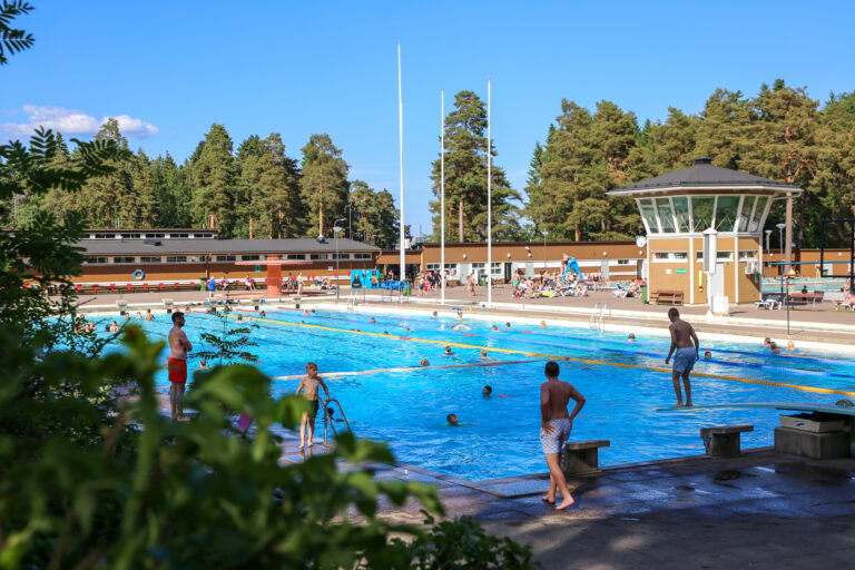 Maauimalan iso allas ja uimahyppypääty kesällä 2024