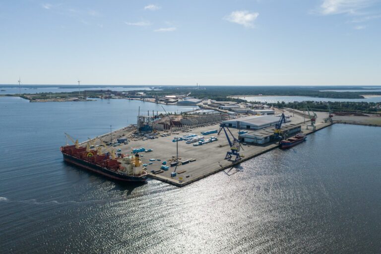Ilmakuva Porin satama-alueesta jossa nostureita ja rakennuksia, ympärillä merta