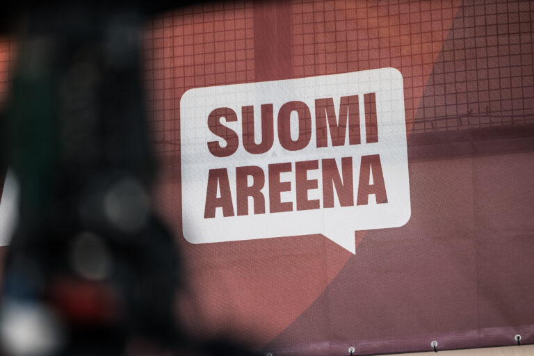SuomiAreenan logo lavalla