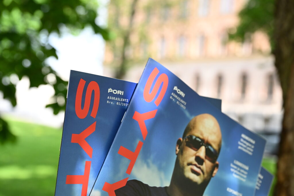 Kuvassa Sytyketlehti ja taustalla kaupungintalo