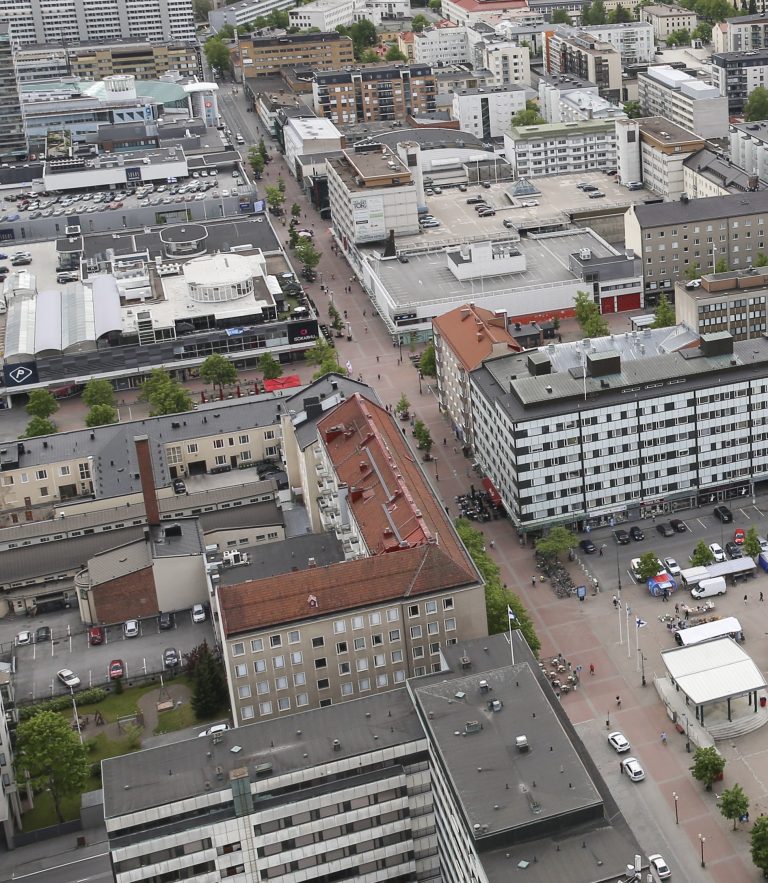 Ilmakuva kävelykadusta, jossa näkyy rakennusten kattoja ja katuja.